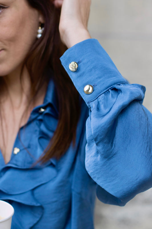 Chemisier bleu ciel à volant ALBERTINE