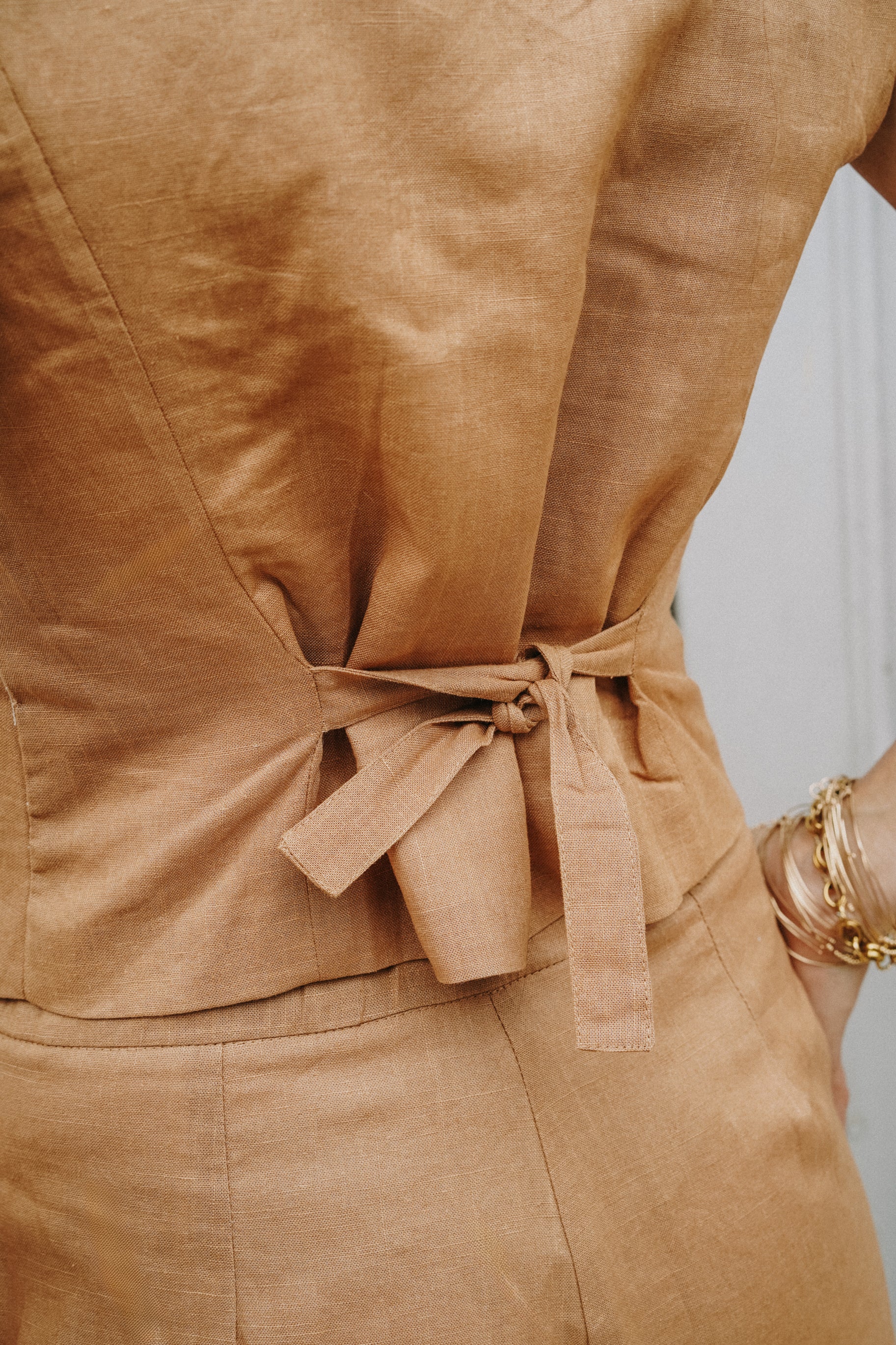 detail ensemble costume marron 