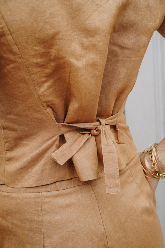 detail ensemble costume marron 