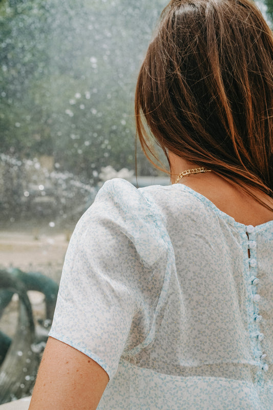 top avec imprimé bleu 