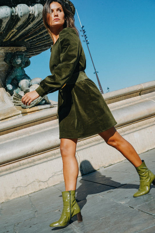 Robe courte ELISA verte en velours épaules et manches bouffantes