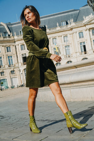 Robe courte ELISA verte en velours épaules et manches bouffantes