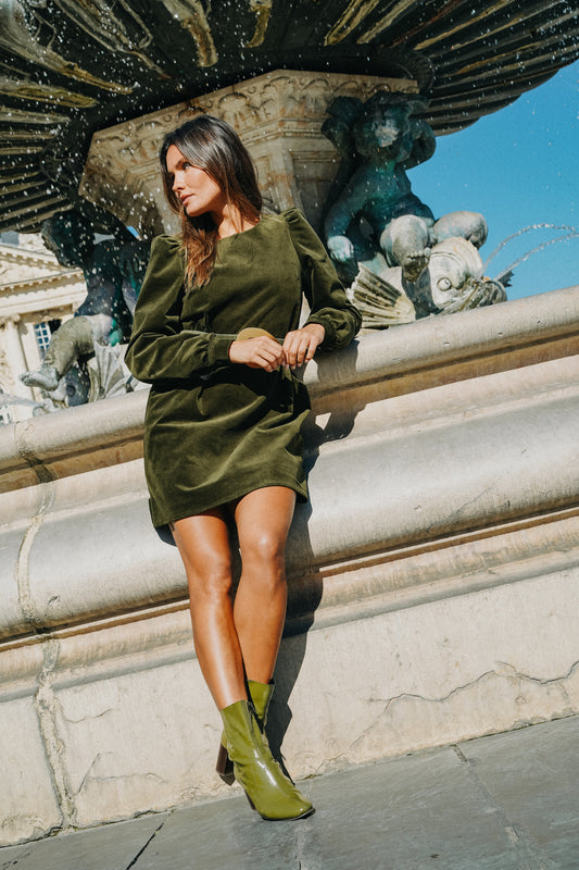 Robe courte ELISA verte en velours épaules et manches bouffantes