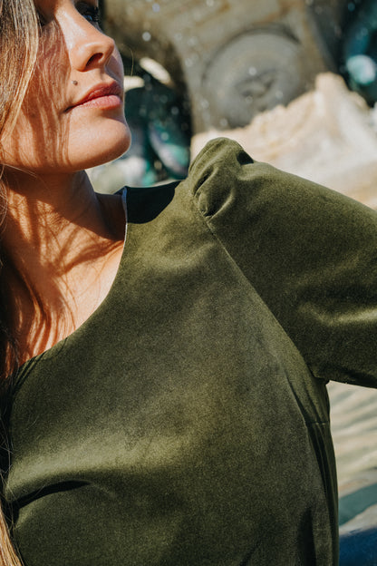 Robe courte ELISA verte en velours épaules et manches bouffantes