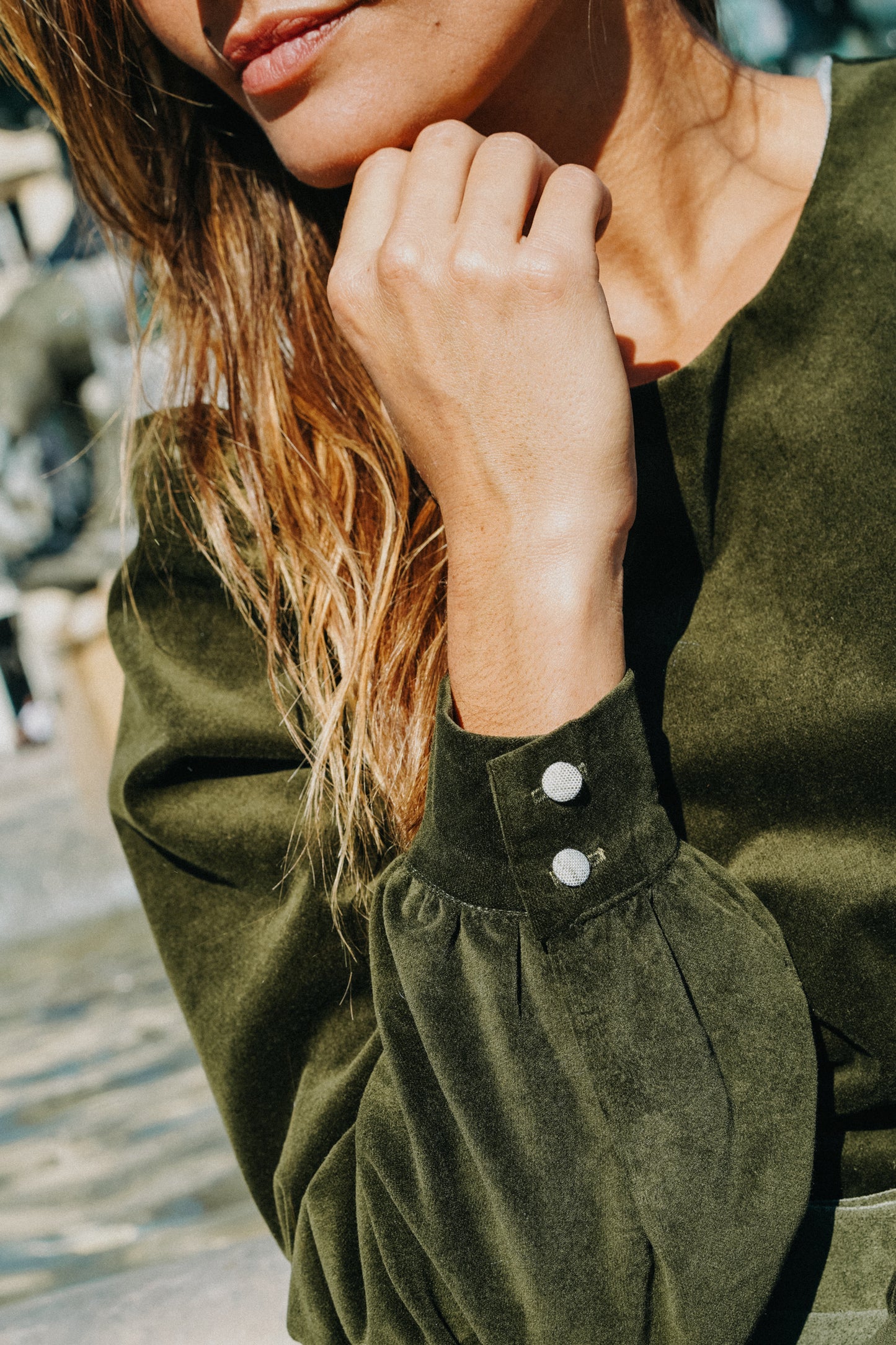 Robe courte ELISA verte en velours épaules et manches bouffantes