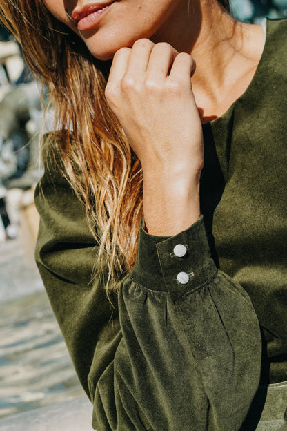 Robe courte ELISA verte en velours épaules et manches bouffantes