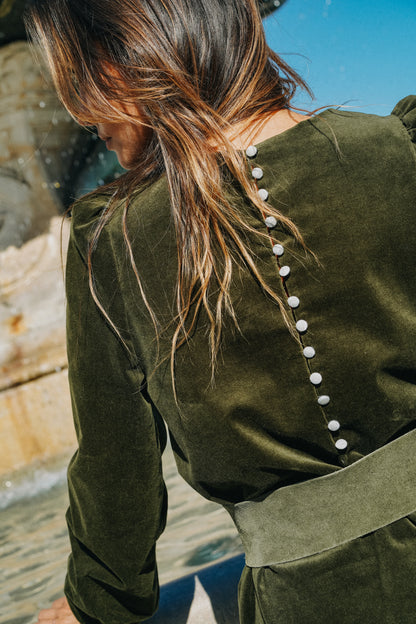 Robe courte ELISA verte en velours épaules et manches bouffantes