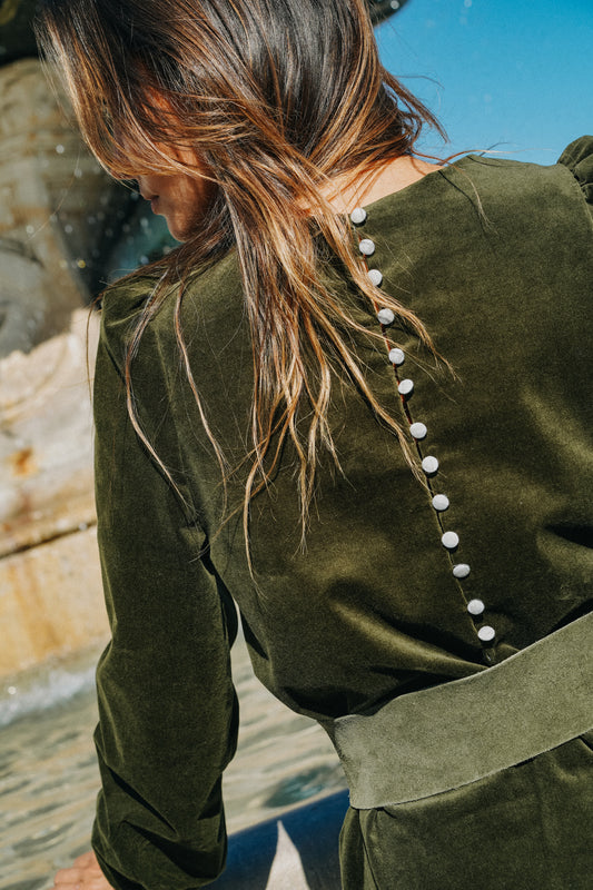 Robe courte ELISA verte en velours épaules et manches bouffantes