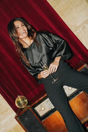 Haut noir en satin de soie NOVA