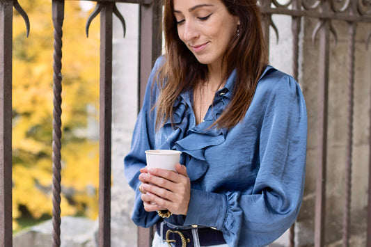 Chemisier bleu ciel à volant ALBERTINE